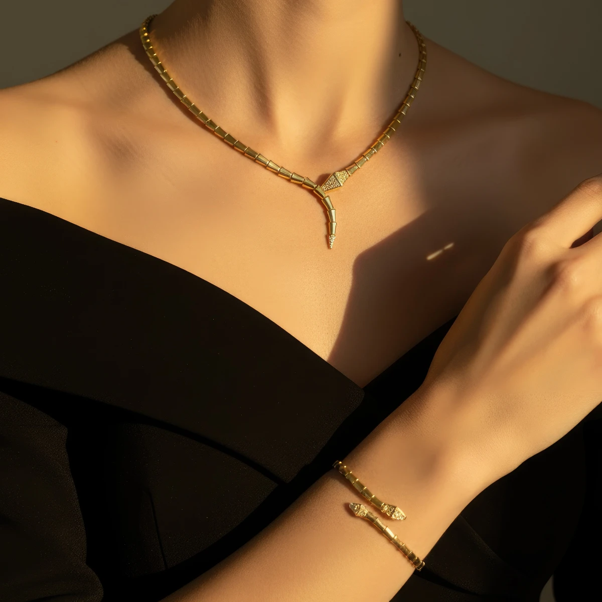 Aurora Serpenti Kolye Seti